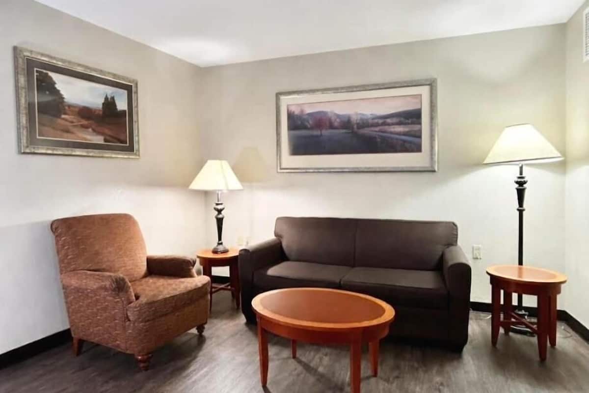 Suite (Two Room) | Escritorio, insonorización y tabla de planchar con plancha