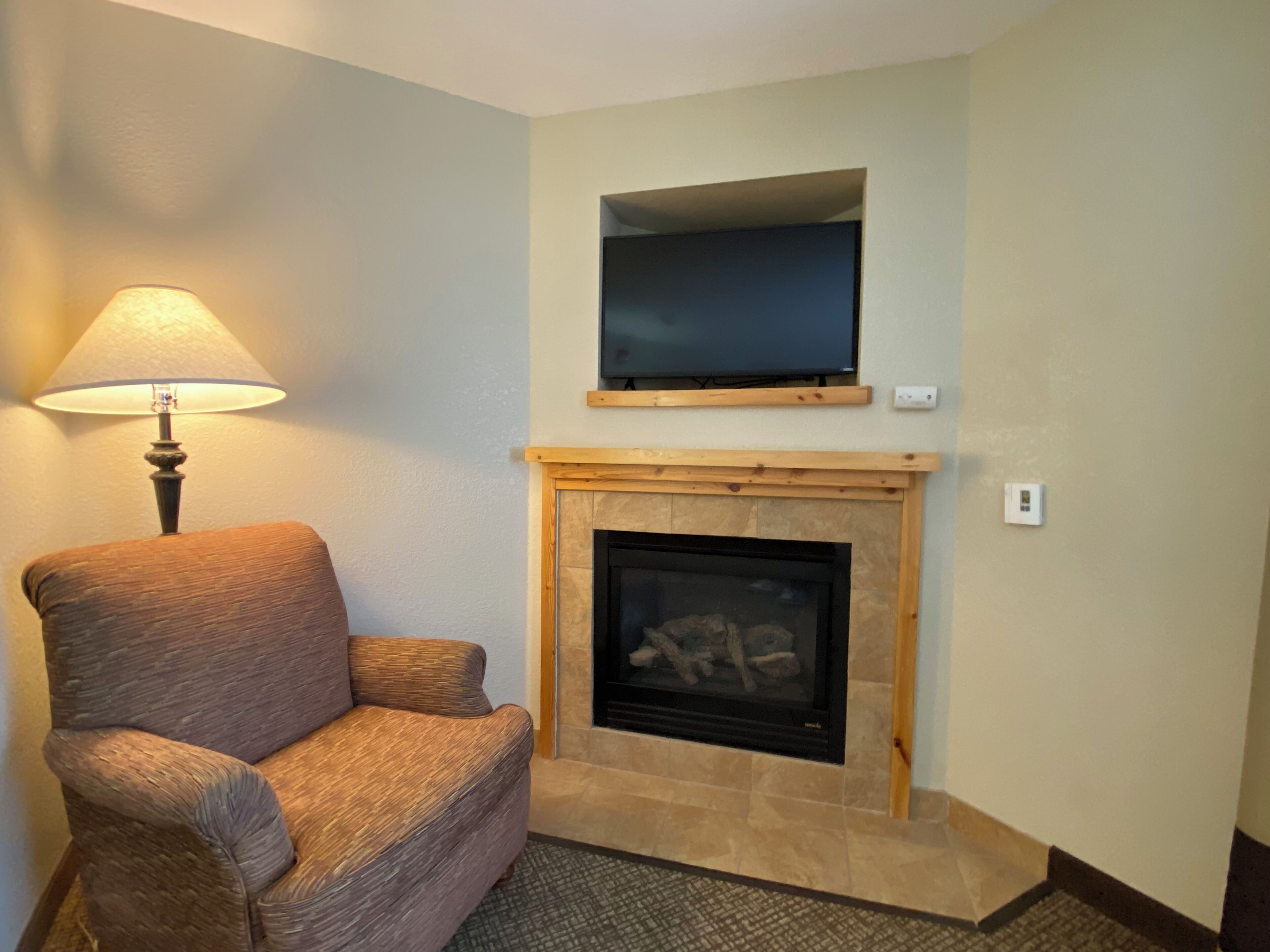 suite (two room) | desk, soundproofing, iron/ironing board, free cots/infant beds