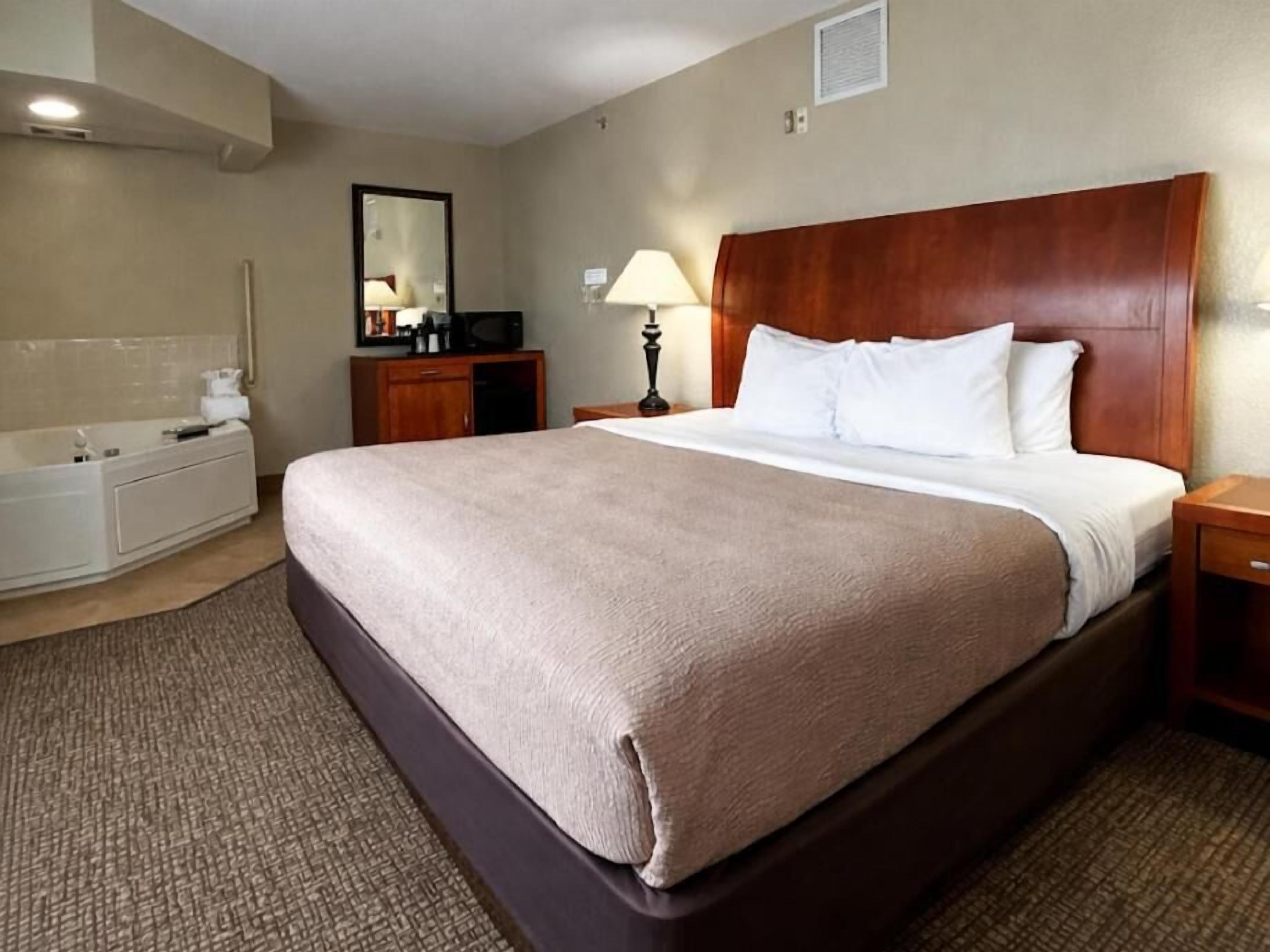 Habitación, 1 cama King size, hidromasaje | Escritorio, insonorización y tabla de planchar con plancha 