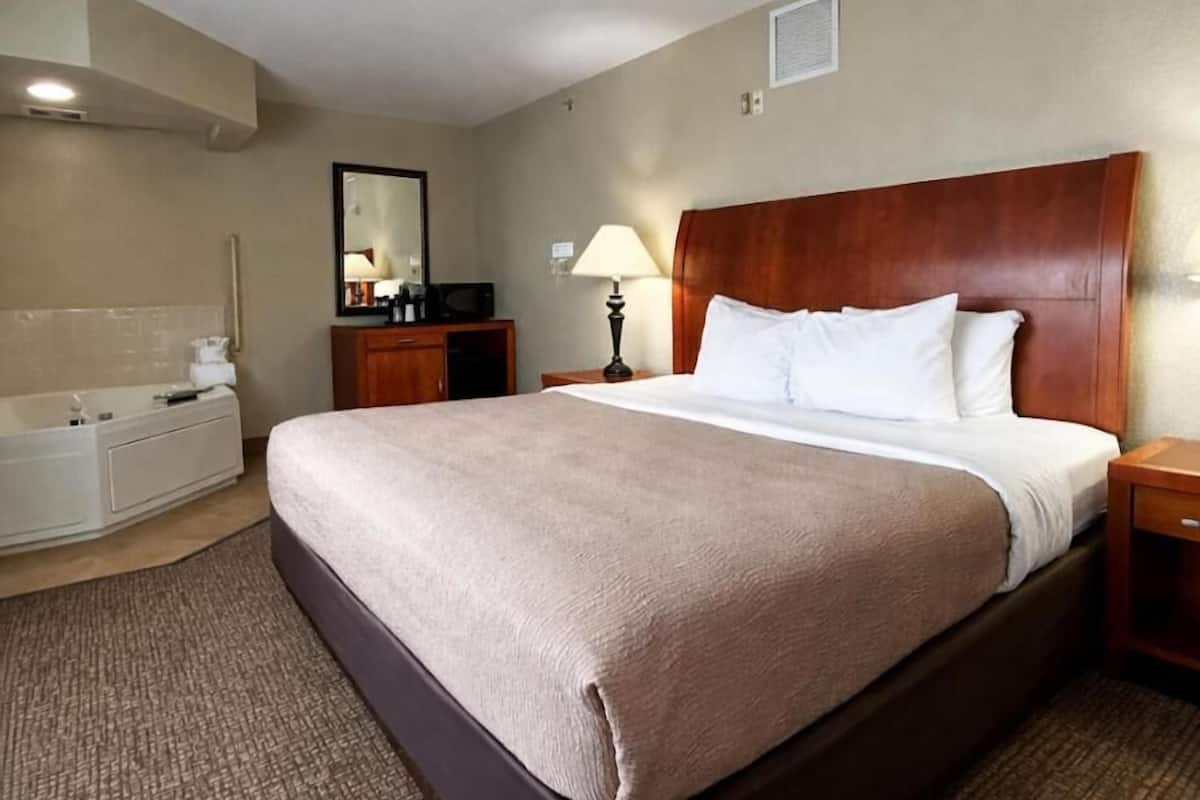 Habitación, 1 cama King size, hidromasaje | Escritorio, insonorización y tabla de planchar con plancha