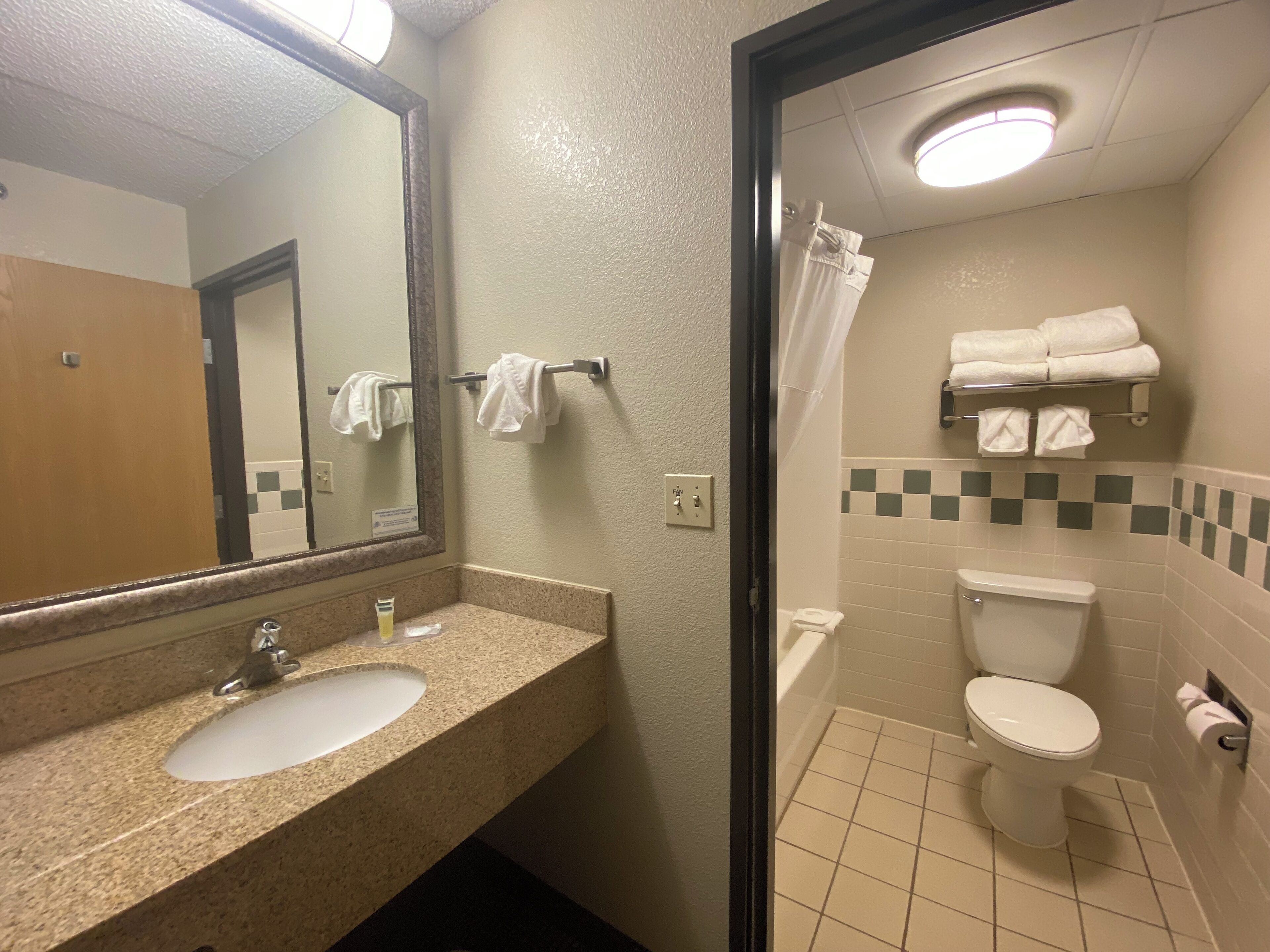 combined shower/bathtub, hair dryer, towels