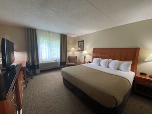 Escritorio, sistema de insonorización y tabla de planchar con plancha