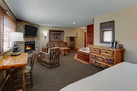 Theme Suite with Whirlpool | Desk, iron/ironing board, rollaway beds, free WiFi. Stoney Creek Inn Galena