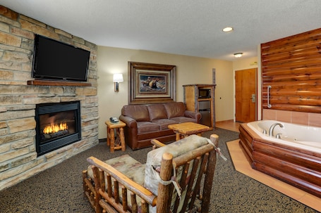 Theme Suite with Whirlpool | Desk, iron/ironing board, rollaway beds, free WiFi. Stoney Creek Inn Galena