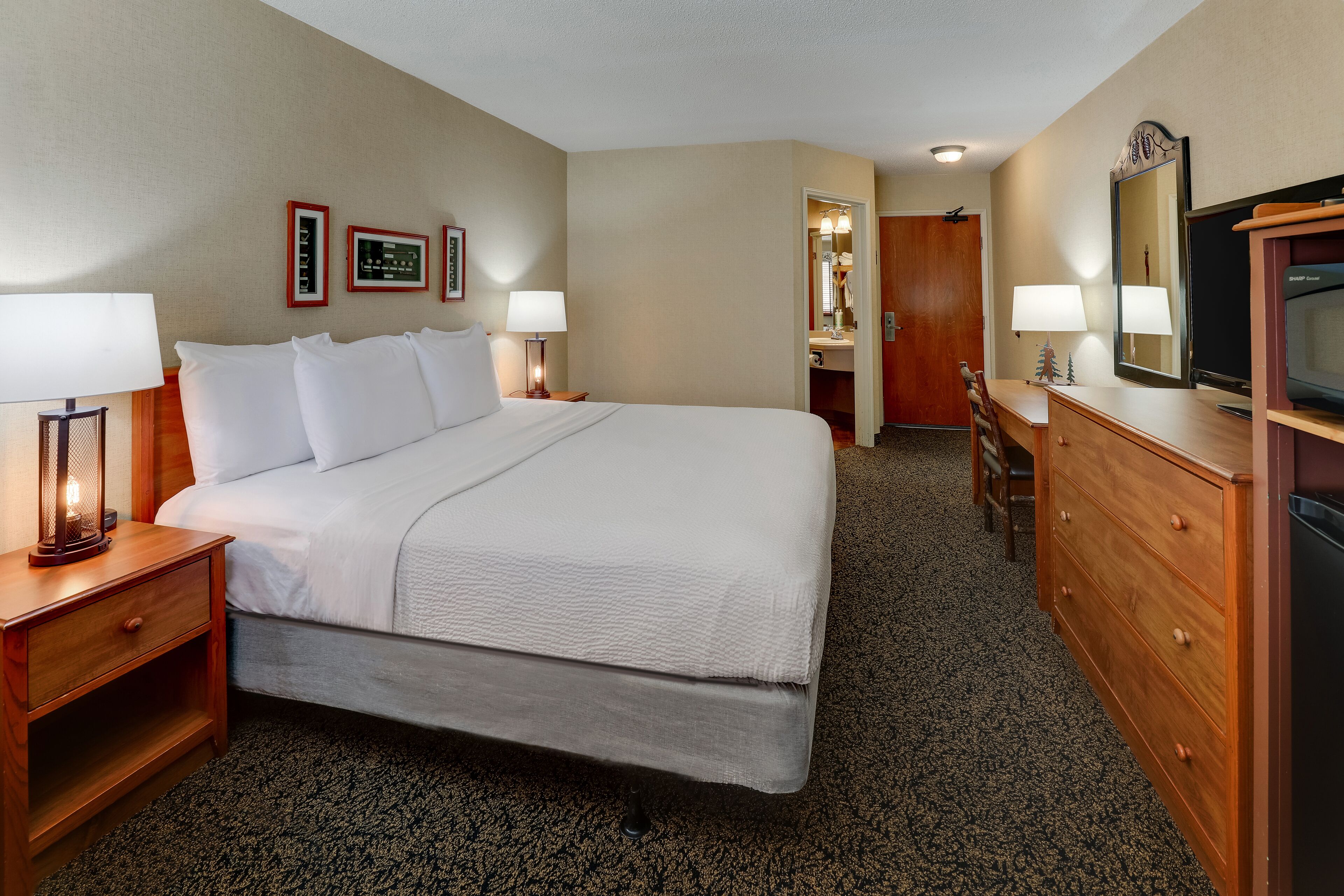 deluxe room, 1 king bed, non smoking | desk, iron/ironing board, rollaway beds, free wifi