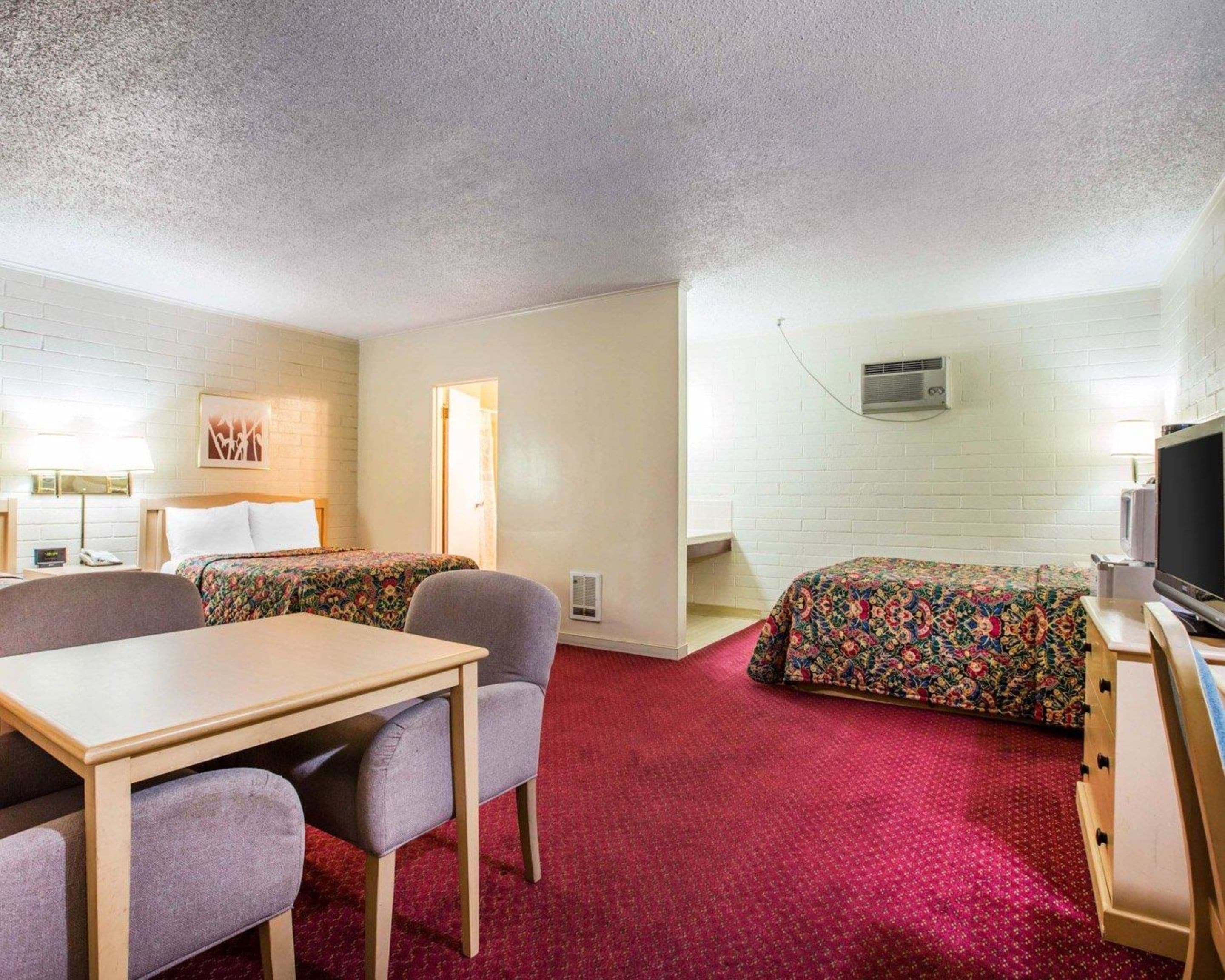 Trang bị nội thất với thiết kế riêng biệt, bàn 