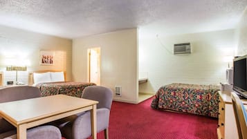 Dilengkapi dengan perabotan berbeda-beda dan meja kerja