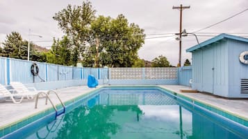 Una piscina al aire libre de temporada