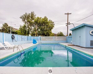 Seasonal outdoor pool - Jefferson Inn (Yreka)