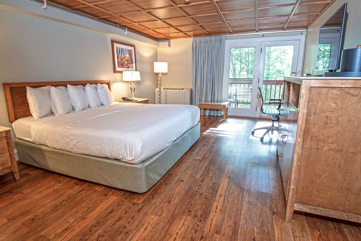 1 bedroom, premium bedding, individually furnished, desk