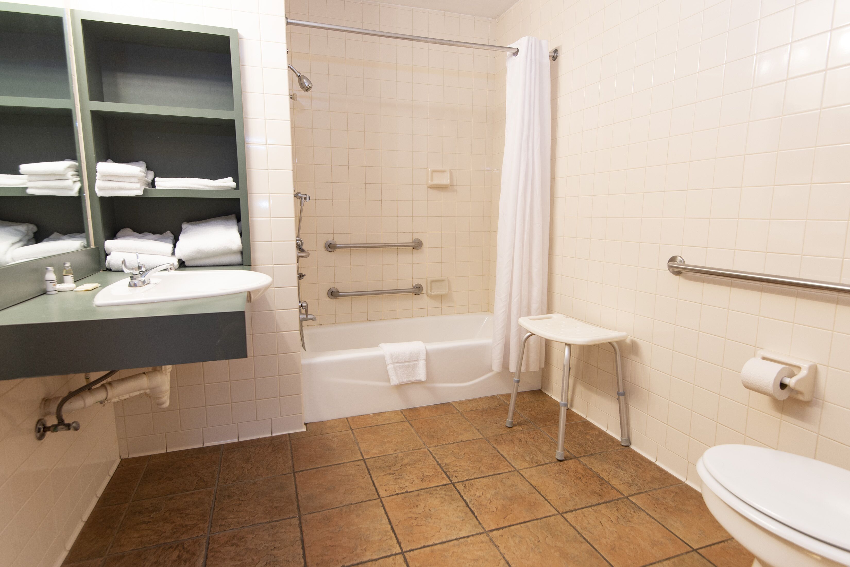 Un baño con bañera, inodoro, lavabo, ducha y espejo.