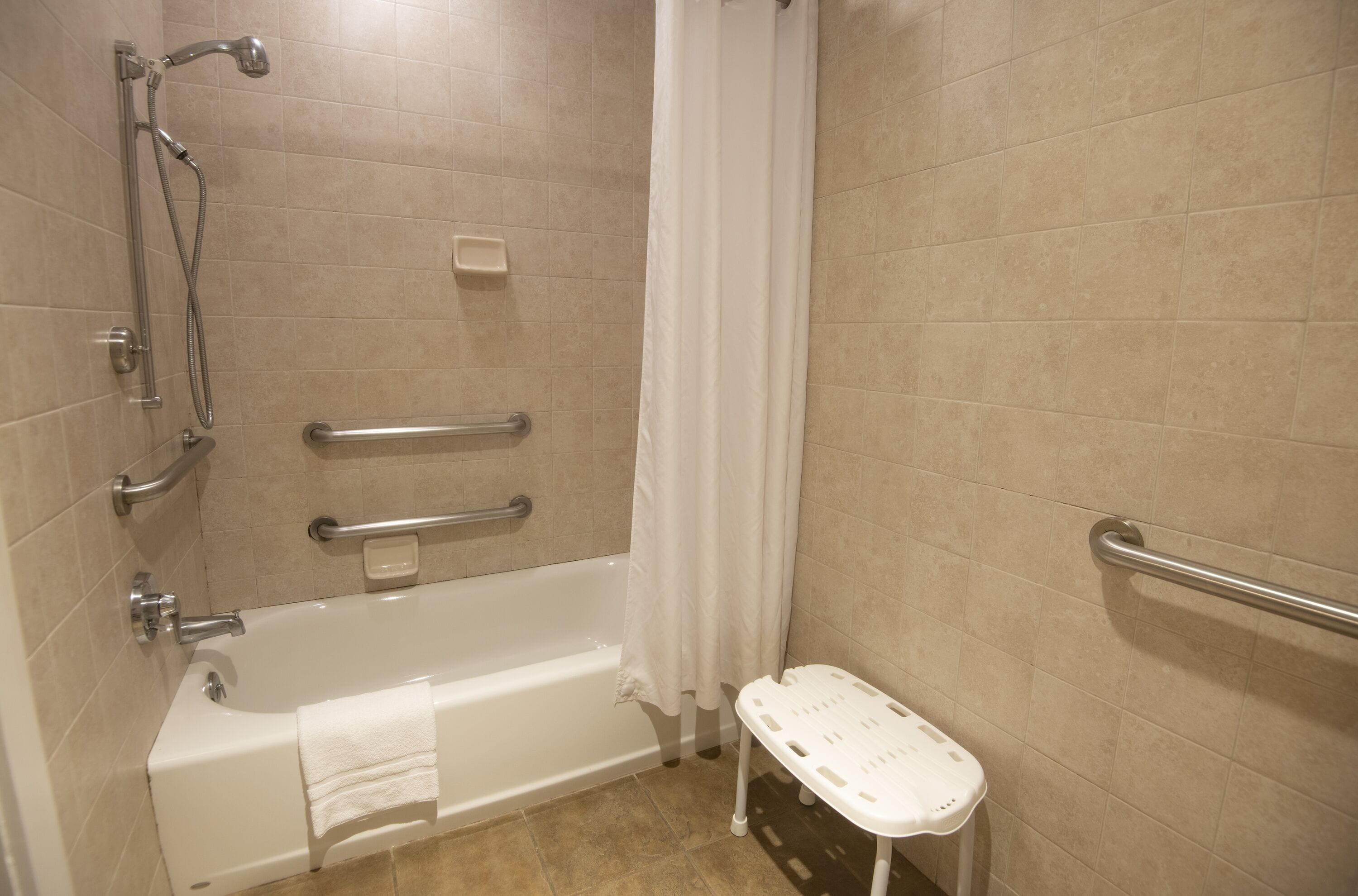 Un baño con bañera, ducha e inodoro.
