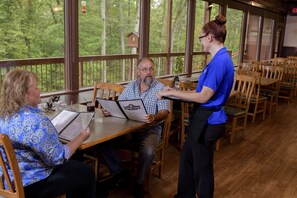 Petit déjeuner complet servi tous les jours en supplément