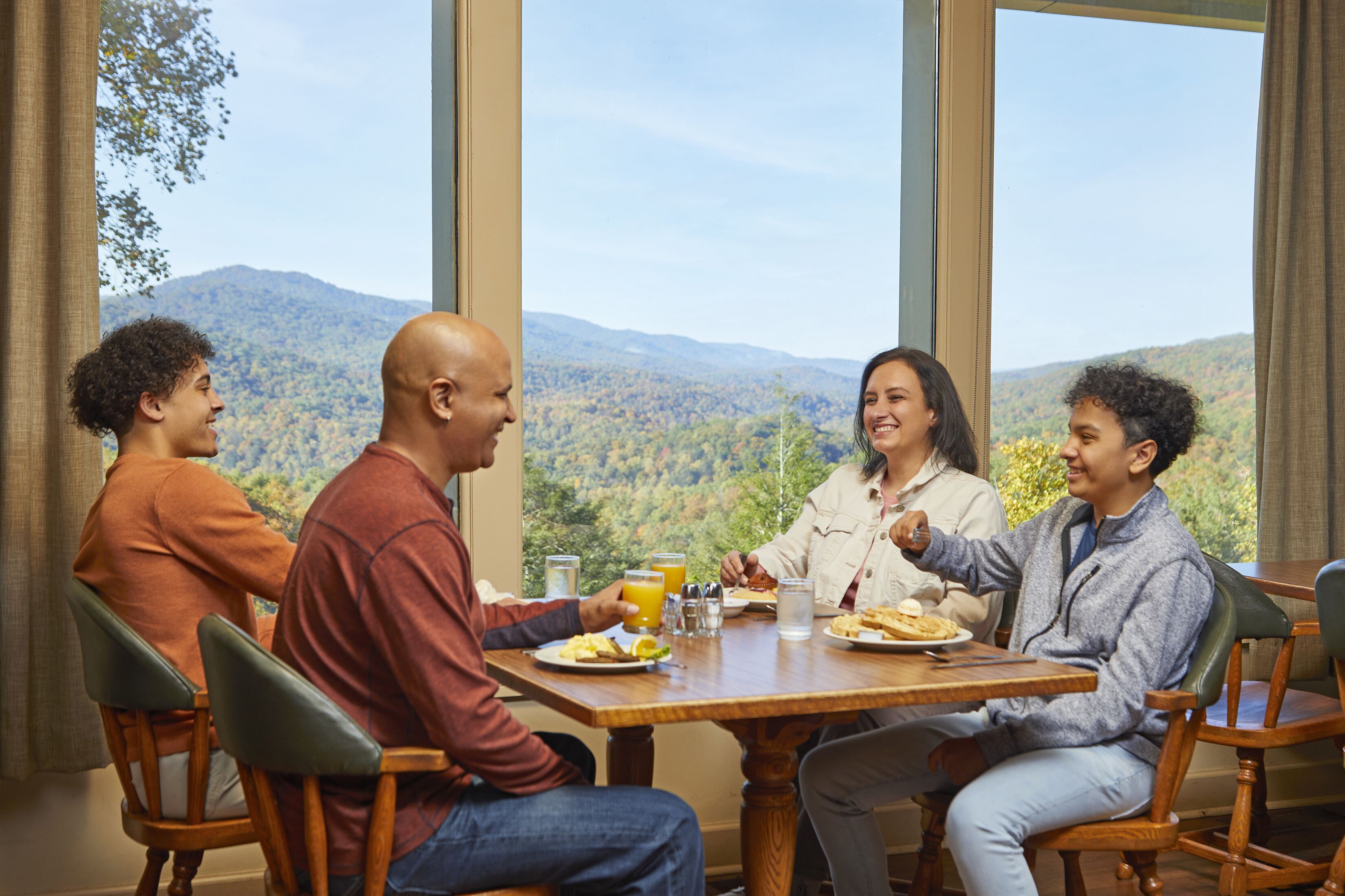 Serveert ontbijt, lunch, diner, Amerikaanse gerechten 