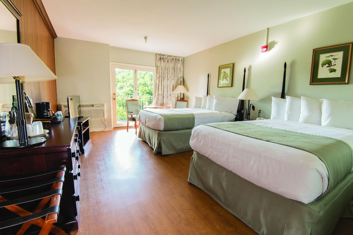 Ein Hotelzimmer mit zwei Betten, einem Essbereich, einer Küche und Blick ins Freie.