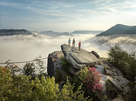 Hiking. Pine Mountain State Resort Park