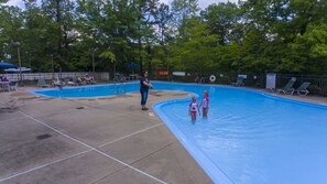 室外游泳池，09:00 至 21:00 开放，池畔遮阳伞，日光浴躺椅