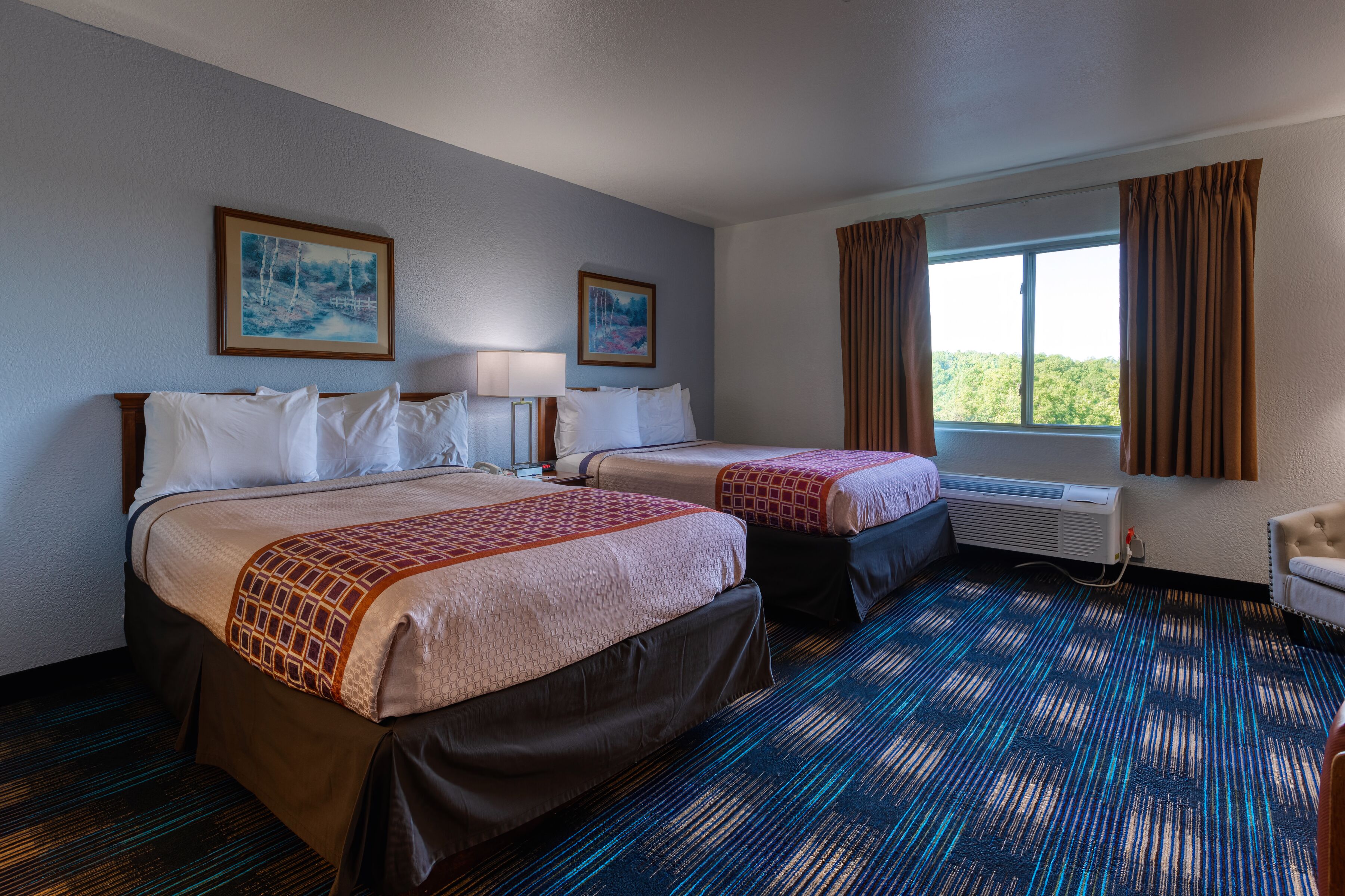 ベーシック ダブルルーム ダブルベッド 2 台 | 客室ごとに異なる装飾、客室ごとに異なるインテリア、デスク、アイロン / アイロン台