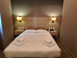 Economy Room | Premium bedding, in-room safe, desk, blackout drapes