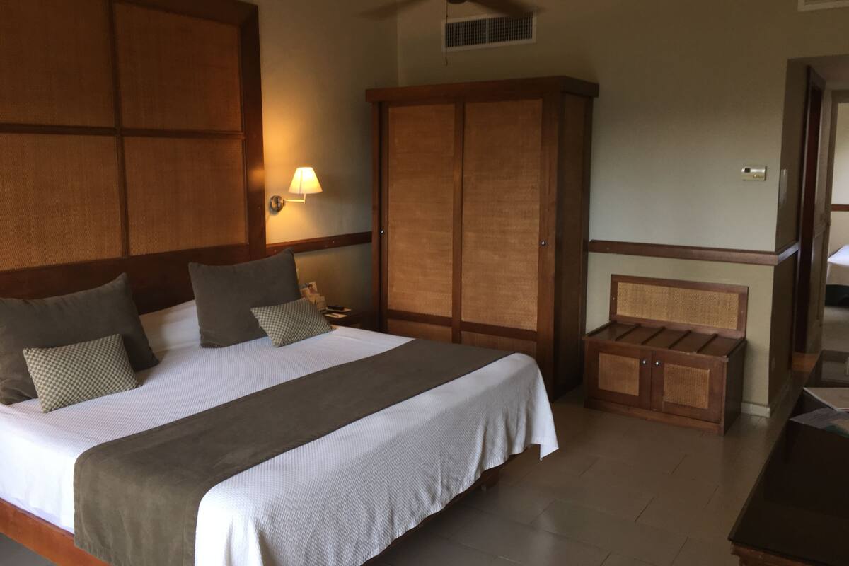 Minibar, bàn, màn/rèm cản sáng, bàn ủi/dụng cụ ủi quần áo 