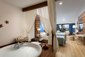 Jacuzzi Suite | Bar mini, peti besi dalam bilik, langsir/tirai gelap terus, kalis bunyi 
