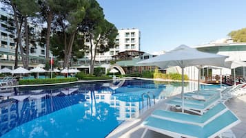 Innendørsbasseng,3 utendørsbassenger, bassengparasoller og solsenger