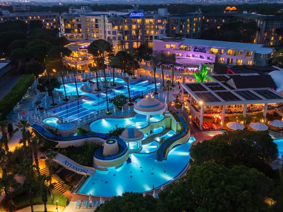 Fachada de la propiedad por la tarde o noche