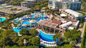 室内游泳池，3 室外游泳池，池畔遮阳伞，日光浴躺椅