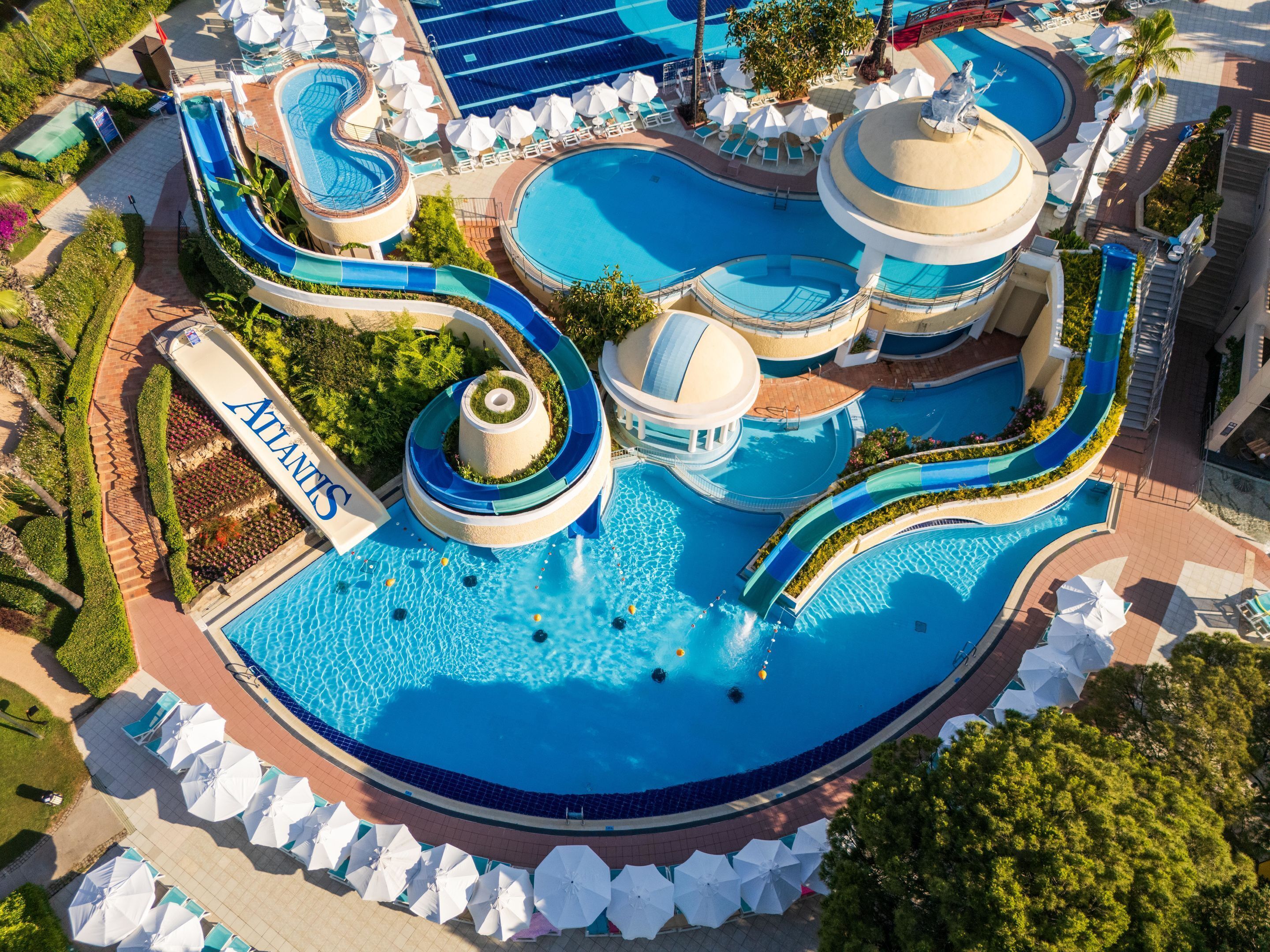 Piscine couverte, 3 piscines extérieures, parasols de plage