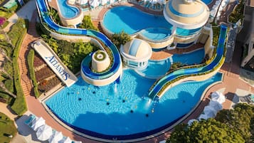 Piscine couverte, 3 piscines extérieures, parasols de plage