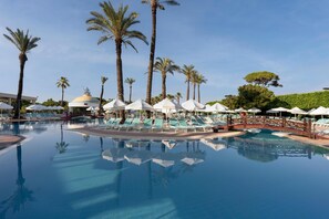 Innendørsbasseng,3 utendørsbassenger, bassengparasoller og solsenger