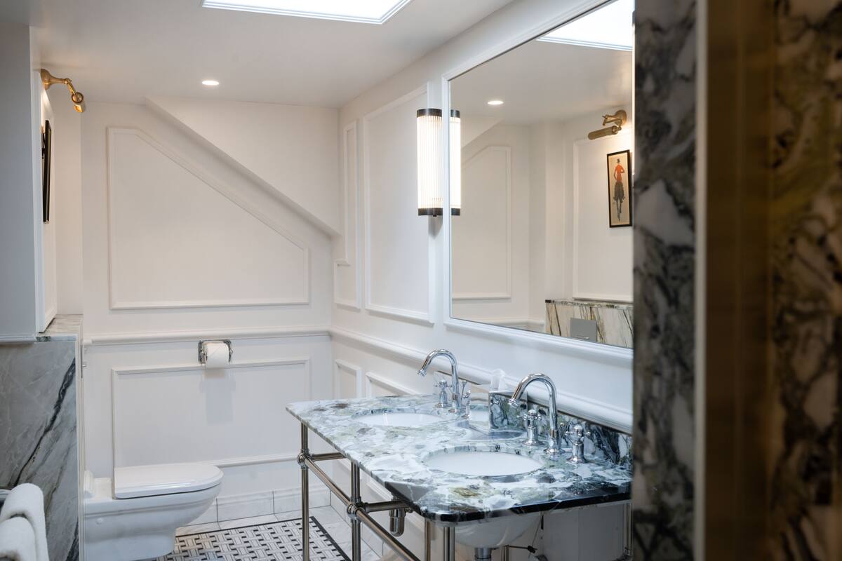 combined shower/bathtub, rainfall showerhead, free toiletries