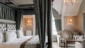 Quarto júnior | Roupas de cama antialérgicas, frigobar, individualmente decorados