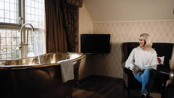 Junior Room | Bathroom | Combined shower/tub, rainfall showerhead, free toiletries, hair dryer