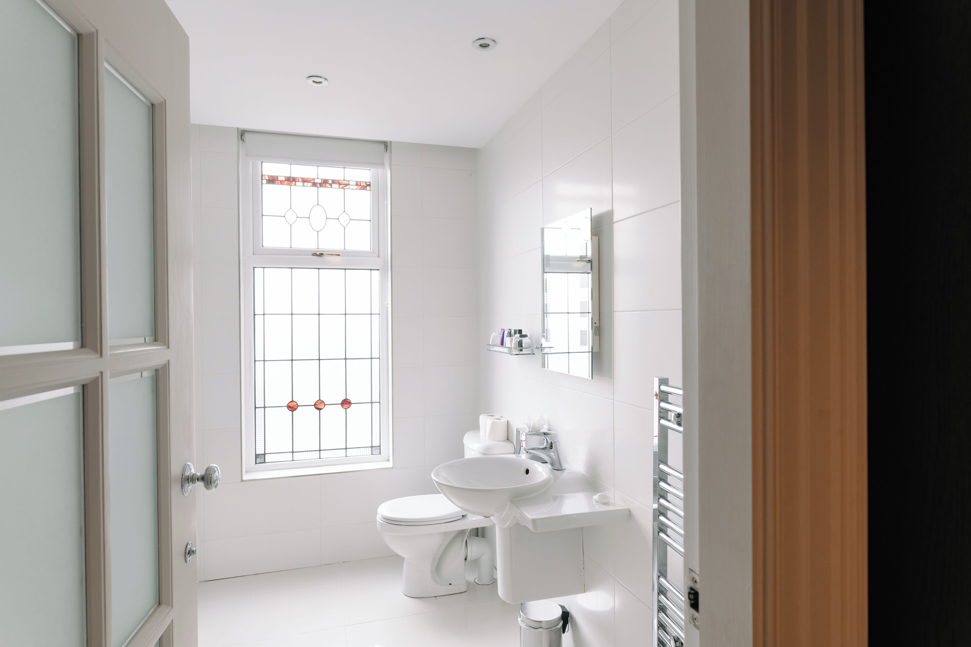 combined shower/bathtub, rainfall showerhead, free toiletries