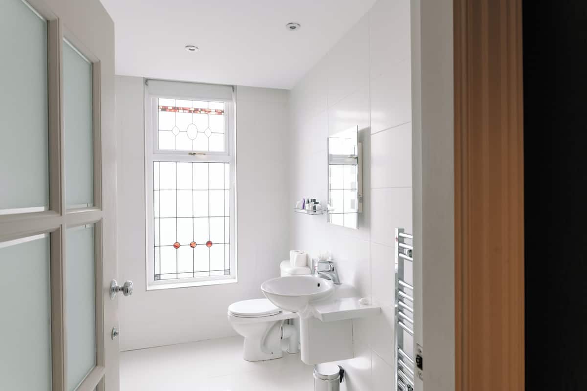 combined shower/bathtub, rainfall showerhead, free toiletries