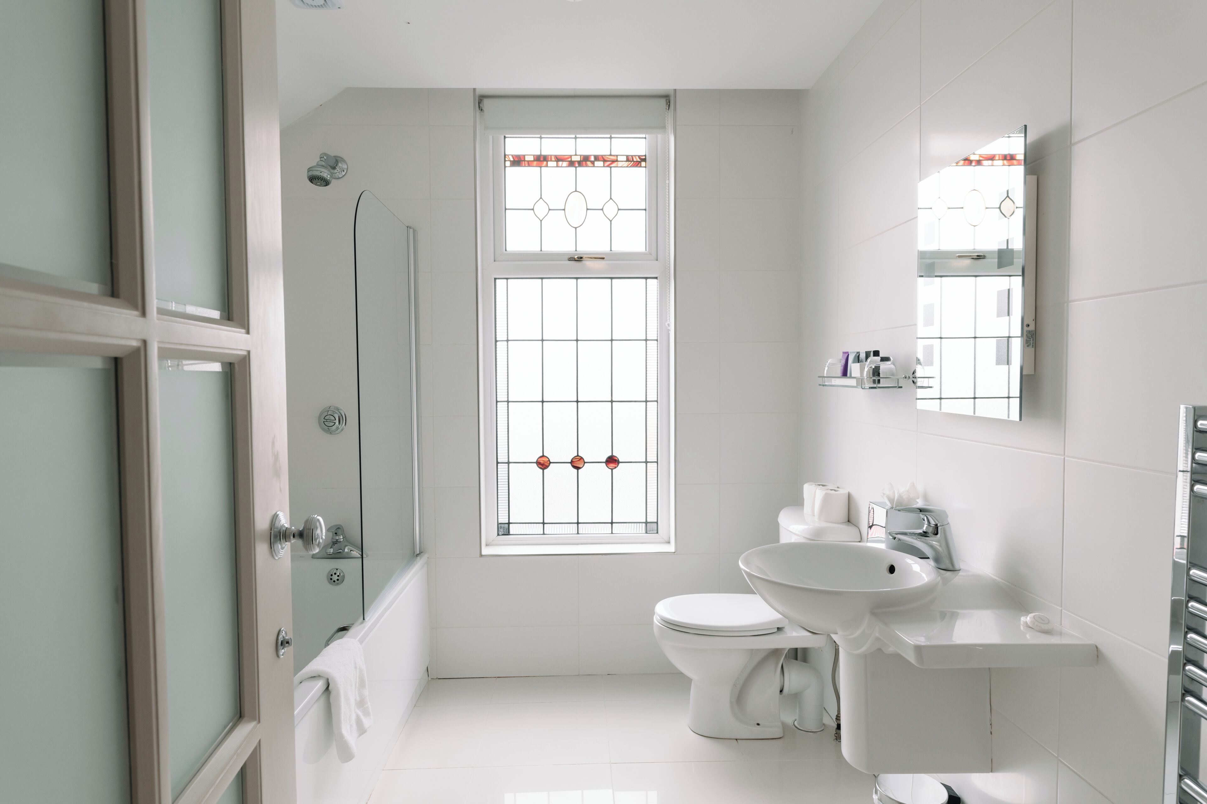 combined shower/bathtub, rainfall showerhead, free toiletries