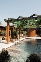 Un sauna, una bañera de hidromasaje, baño turco