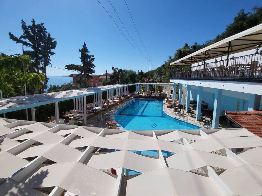 Piscina externa sazonal, guarda-sóis, espreguiçadeiras