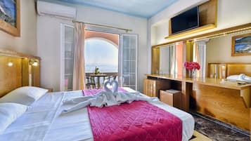 Double Room | Minibar, in-room safe, blackout drapes, soundproofing