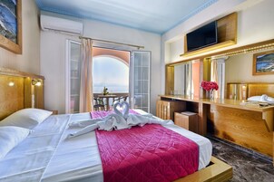 Double Room | Minibar, in-room safe, blackout drapes, soundproofing