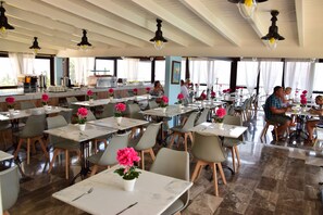 Breakfast, lunch and dinner served - Lido Corfu Sun Hotel (Corfu)