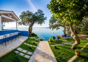 A terrace with a view of the sea, outdoor seating, and a pergola. - Lido Corfu Sun Hotel (Corfu)