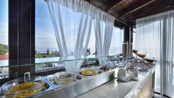 Se sirven desayunos, comidas y cenas