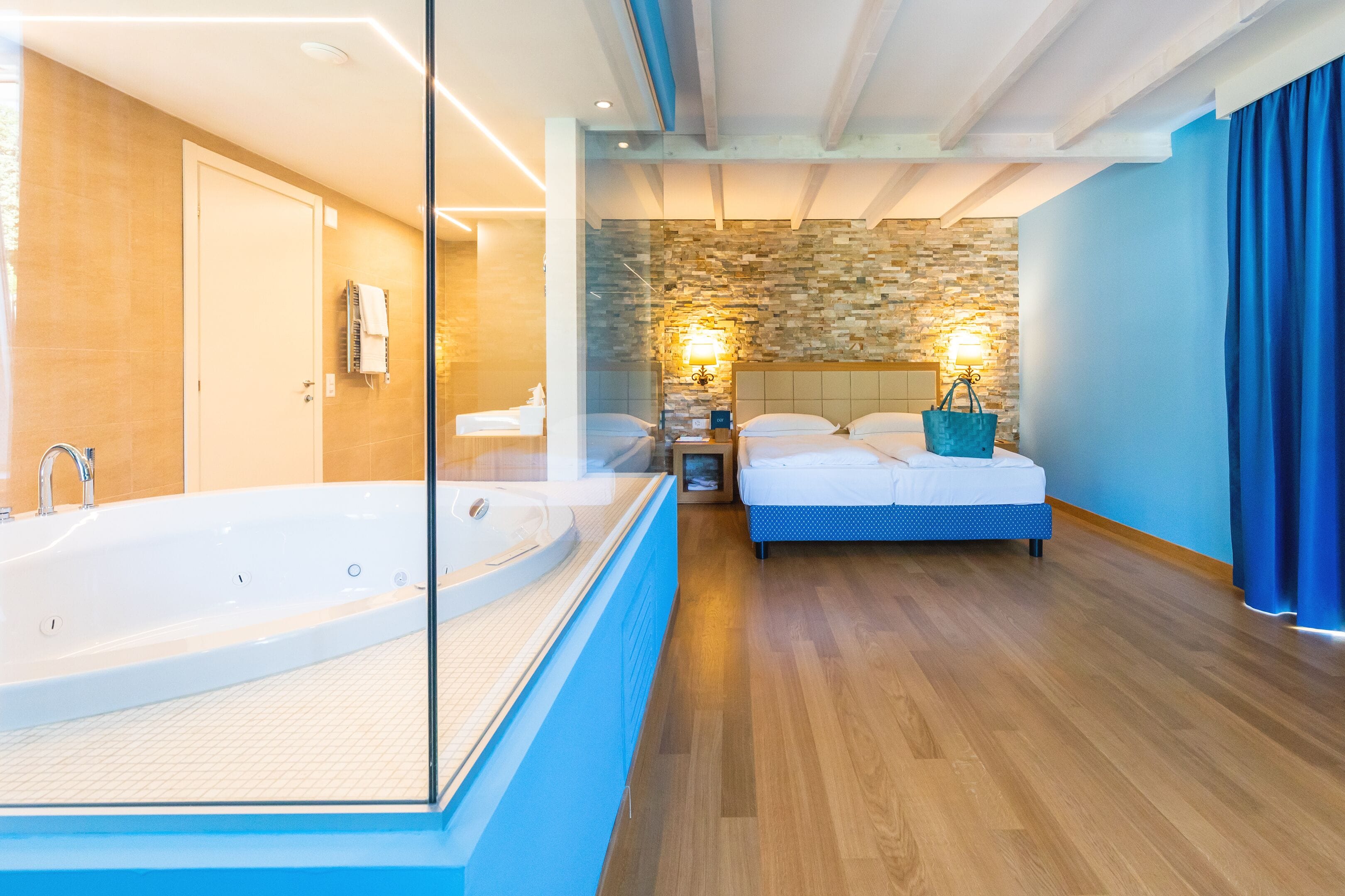 deluxe studio suite, jetted tub | 1 bedroom, hypo-allergenic bedding, down duvets, minibar