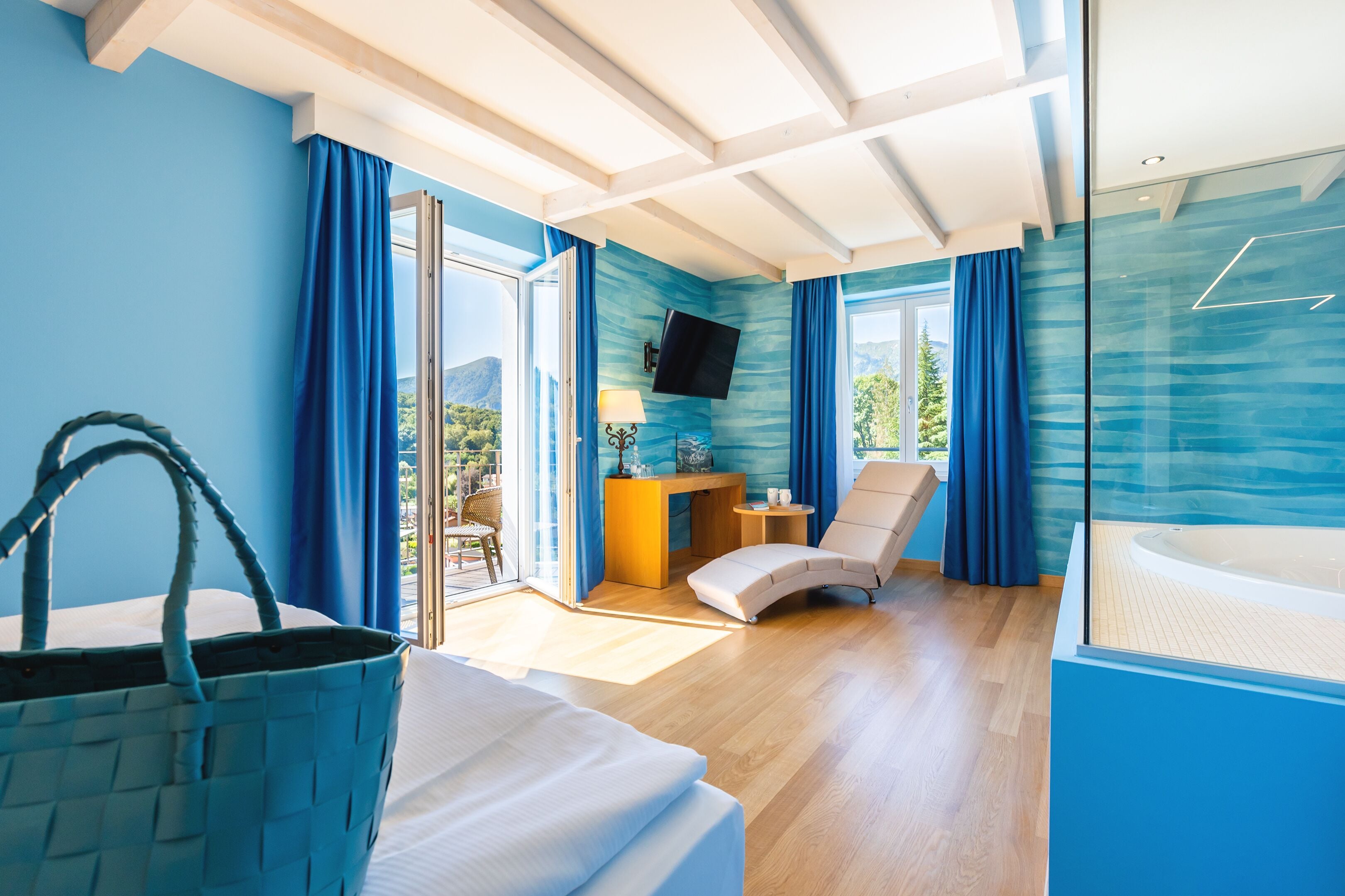 deluxe studio suite, jetted tub | 1 bedroom, hypo-allergenic bedding, down duvets, minibar