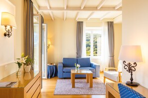 Panoramic Studio Suite, Lake View | Living area