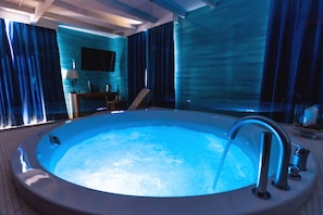 Deluxe Studio Suite, Jetted Tub