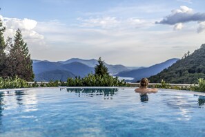 Indoor pool, outdoor pool, open 8:00 AM to 8:00 PM, pool umbrellas - Kurhaus Cademario Hotel & SPA (Cademario)