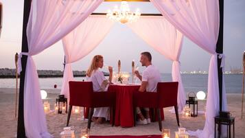 7 restaurants, breakfast, dinner served; international cuisine